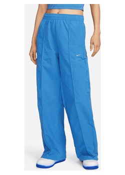 Damskie spodnie ze średnim stanem i luźnymi nogawkami Nike Sportswear Everything Wovens - Niebieski ze sklepu Nike poland w kategorii Spodnie damskie - zdjęcie 169759017