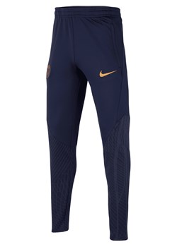Spodnie piłkarskie z dzianiny dla dużych dzieci Nike Dri-FIT Paris Saint-Germain Strike - Niebieski ze sklepu Nike poland w kategorii Spodnie chłopięce - zdjęcie 169759136