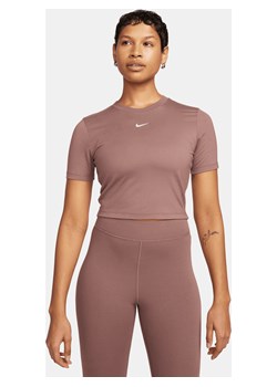 Damski T-shirt o krótkim dopasowanym kroju Nike Sportswear Essential - Fiolet ze sklepu Nike poland w kategorii Bluzki damskie - zdjęcie 169759268