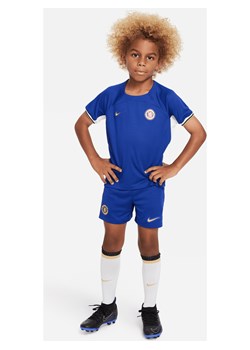 Trzyczęściowy strój dla małych dzieci Nike Dri-FIT Chelsea F.C. 2023/24 (wersja domowa) - Niebieski ze sklepu Nike poland w kategorii Komplety chłopięce - zdjęcie 169759339