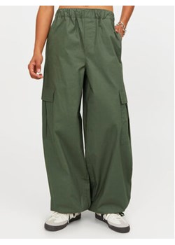 JJXX Spodnie materiałowe Yoko 12224655 Zielony Cargo Fit ze sklepu MODIVO w kategorii Spodnie damskie - zdjęcie 169774689