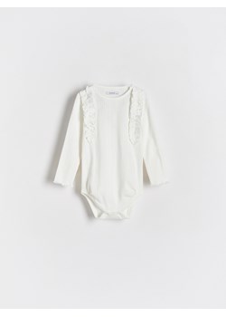 Reserved - Bawełniane body z falbaną - złamana biel ze sklepu Reserved w kategorii Body niemowlęce - zdjęcie 169779477
