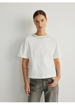 Reserved - T-shirt z biżuteryjnym zdobieniem - złamana biel ze sklepu Reserved w kategorii Bluzki damskie - zdjęcie 169792096