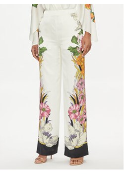Marciano Guess Spodnie materiałowe 2YGB09 7099Z Écru Regular Fit ze sklepu MODIVO w kategorii Spodnie damskie - zdjęcie 169800097