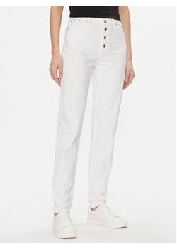 Calvin Klein Jeans Jeansy J20J222765 Biały Mom Fit ze sklepu MODIVO w kategorii Jeansy damskie - zdjęcie 169812305