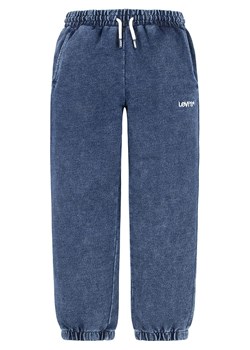 Levi&apos;s Kids Spodnie dresowe w kolorze niebieskim ze sklepu Limango Polska w kategorii Spodnie chłopięce - zdjęcie 169812917