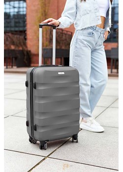 Średnich rozmiarów walizka szara z tworzywa ABS+ - Peterson ze sklepu 5.10.15 w kategorii Walizki - zdjęcie 169816067