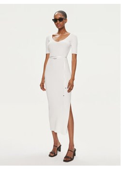 Hugo Sukienka dzianinowa Simbly 50514287 Biały Slim Fit ze sklepu MODIVO w kategorii Sukienki - zdjęcie 169819657