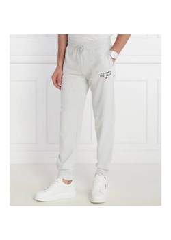 Tommy Hilfiger Spodnie dresowe | Regular Fit ze sklepu Gomez Fashion Store w kategorii Spodnie męskie - zdjęcie 169841656