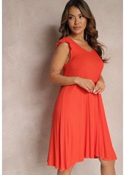 Pomarańczowa Prążkowana Sukienka Midi Trapezowa z Wiskozy Ozdobiona Falbankami przy Ramionach Cinethria ze sklepu Renee odzież w kategorii Sukienki - zdjęcie 169855925
