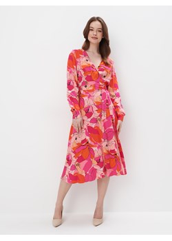 Mohito - Kopertowa sukienka midi w kwiaty - mocny różowy ze sklepu Mohito w kategorii Sukienki - zdjęcie 169856755
