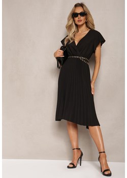 Czarna Midi Sukienka o Rozkloszowanym Fasonie z Kopertowym Dekoltem i Plisami Axanntia ze sklepu Renee odzież w kategorii Sukienki - zdjęcie 169864477