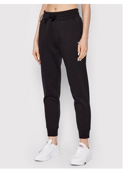 Tommy Jeans Spodnie dresowe Classics DW0DW08606 Czarny Regular Fit ze sklepu MODIVO w kategorii Spodnie damskie - zdjęcie 169870636