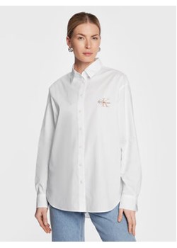 Calvin Klein Jeans Koszula J20J220515 Biały Regular Fit ze sklepu MODIVO w kategorii Koszule damskie - zdjęcie 169870809