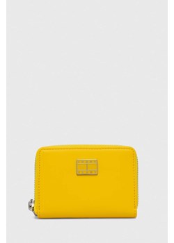 Tommy Jeans portfel damski kolor żółty ze sklepu ANSWEAR.com w kategorii Portfele damskie - zdjęcie 169872416