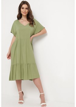 Zielona Rozkloszowana Sukienka Midi z Trójkątnym Dekoltem i Falbanką Klario ze sklepu Born2be Odzież w kategorii Sukienki - zdjęcie 169879676