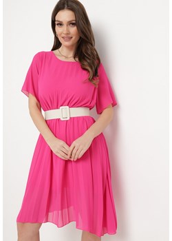 Fuksjowa Sukienka Plisowana z Lekko Luźnym Fasonie Forxia ze sklepu Born2be Odzież w kategorii Sukienki - zdjęcie 169879747