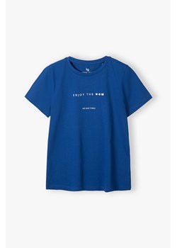 Niebieski dzianinowy t-shirt dla chłopca z napisem Enjoy the now ze sklepu 5.10.15 w kategorii T-shirty chłopięce - zdjęcie 169880429