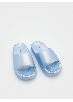 Reserved - Klapki z połyskiem - jasnoniebieski ze sklepu Reserved w kategorii Klapki dziecięce - zdjęcie 169881709
