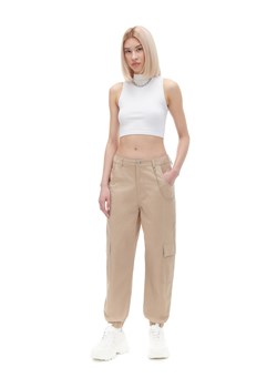 Cropp - Beżowe spodnie jogger cargo z łańcuchem - beżowy ze sklepu Cropp w kategorii Spodnie damskie - zdjęcie 169883257