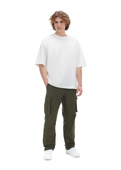 Cropp - Ciemnozielone spodnie comfort z paskiem - zielony ze sklepu Cropp w kategorii Spodnie męskie - zdjęcie 169883275