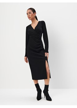 Mohito - Kopertowa czarna sukienka midi - czarny ze sklepu Mohito w kategorii Sukienki - zdjęcie 169890969
