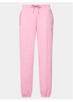 Guess Spodnie dresowe Kiara V4GB1 4FL04P Różowy Regular Fit ze sklepu MODIVO w kategorii Spodnie damskie - zdjęcie 169895515