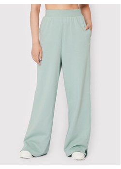 Reebok Spodnie dresowe Classics Wide HH7378 Zielony Relaxed Fit ze sklepu MODIVO w kategorii Spodnie damskie - zdjęcie 169895645
