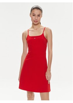 Tommy Jeans Sukienka letnia Essential DW0DW17988 Czerwony Slim Fit ze sklepu MODIVO w kategorii Sukienki - zdjęcie 169895678