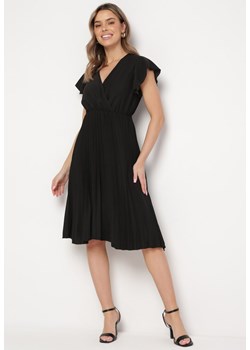Czarna Rozkloszowana Sukienka Midi z Kopertową Górą i Plisowanym Dołem Alissu ze sklepu Born2be Odzież w kategorii Sukienki - zdjęcie 169936256