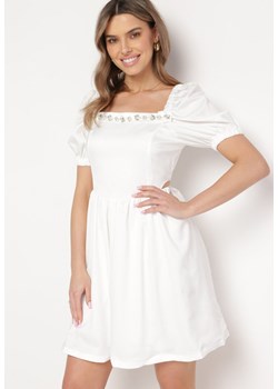 Biała Sukienka Mini Rozkloszowana z Dekoltem Ozdobionym Cyrkoniami i Wycięciami po Bokach Delphira ze sklepu Born2be Odzież w kategorii Sukienki - zdjęcie 169972207