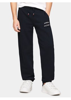 Tommy Hilfiger Spodnie dresowe Th Logo KB0KB08838 Granatowy Regular Fit ze sklepu MODIVO w kategorii Spodnie chłopięce - zdjęcie 169973886