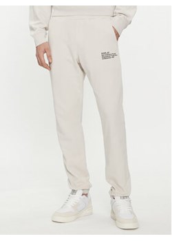 Replay Spodnie dresowe M9993.000.23650P Beżowy Regular Fit ze sklepu MODIVO w kategorii Spodnie męskie - zdjęcie 169974425