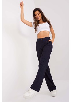 Granatowe garniturowe spodnie z zapięciem na guzik ze sklepu 5.10.15 w kategorii Spodnie damskie - zdjęcie 169994437