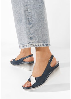 Granatowe sandały na niskim koturnie Chase ze sklepu Zapatos w kategorii Sandały damskie - zdjęcie 169996899