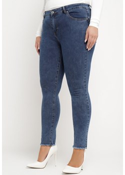 Granatowe Jeansy Skinny z Postrzępionymi Nogawkami Dymphna ze sklepu Born2be Odzież w kategorii Jeansy damskie - zdjęcie 169999275