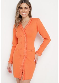 Pomarańczowa Sukienka Sweterkowa Dwurzędowa z Guzikami i Ozdobnymi Frędzlami Vluona ze sklepu Born2be Odzież w kategorii Sukienki - zdjęcie 169999438
