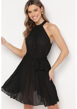 Czarna Plisowana Sukienka Mini z Materiałowym Paskiem z Zapięciem przy Karku Xaliarra ze sklepu Born2be Odzież w kategorii Sukienki - zdjęcie 170005008