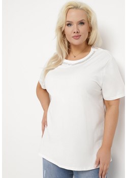 Biały Bawełniany T-shirt ze Wstawką z Siateczki na Tyle i Ozdobnymi Cyrkoniami Obarca ze sklepu Born2be Odzież w kategorii Bluzki damskie - zdjęcie 170005158