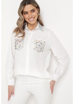 Biała Koszula o Klasycznym Kroju Ozdobiona Cyrkoniami Eiremsa ze sklepu Born2be Odzież w kategorii Koszule damskie - zdjęcie 170005365