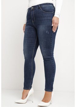 Granatowe Jeansy z Dopasowanymi Nogawkami i Delikatnymi Przetarciami Caoimes ze sklepu Born2be Odzież w kategorii Jeansy damskie - zdjęcie 170005567