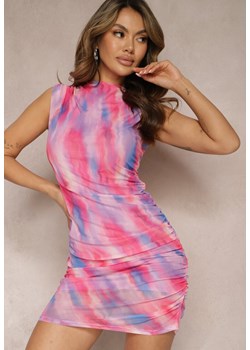 Różowa Dopasowana Sukienka z Płytkim Dekoltem Marszczeniami i Wzorem Tie-Dye Ysoria ze sklepu Renee odzież w kategorii Sukienki - zdjęcie 170006725
