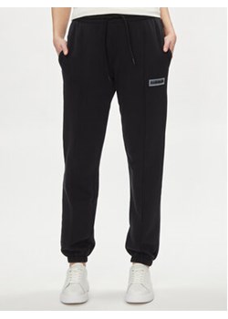 Napapijri Spodnie dresowe Iaato NP0A4HOA Czarny Regular Fit ze sklepu MODIVO w kategorii Spodnie damskie - zdjęcie 170009078