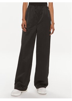 Calvin Klein Jeans Spodnie materiałowe Soft Crinkle J20J223122 Czarny Relaxed Fit ze sklepu MODIVO w kategorii Spodnie damskie - zdjęcie 170009088