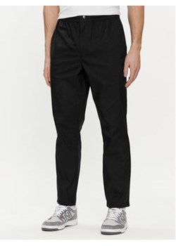 New Balance Spodnie dresowe MP41575 Czarny Regular Fit ze sklepu MODIVO w kategorii Spodnie męskie - zdjęcie 170009469
