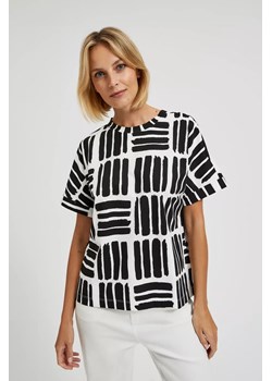 Bluzka o prostym fasonie biała ze sklepu Moodo.pl w kategorii Bluzki damskie - zdjęcie 170011387