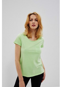 Gładki t-shirt z kieszonką ze sklepu Moodo.pl w kategorii Bluzki damskie - zdjęcie 170017239