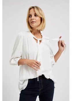 Koszula zapinana na guziki z wiązanym dekoltem biała ze sklepu Moodo.pl w kategorii Bluzki damskie - zdjęcie 170018487
