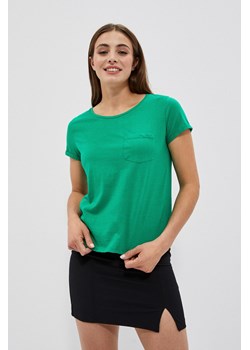 Bawełniany t-shirt z kieszkonką zielony ze sklepu Moodo.pl w kategorii Bluzki damskie - zdjęcie 170018678