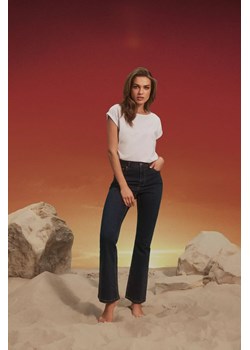 Jeansy z szerokimi nogawkami ze sklepu Moodo.pl w kategorii Jeansy damskie - zdjęcie 170018929